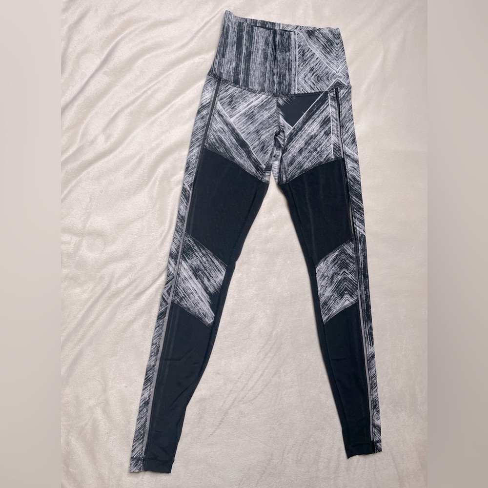 Lululemon Hot to Street Yoga Pants Women's Size 2 Heat Wave White Black (Rare)